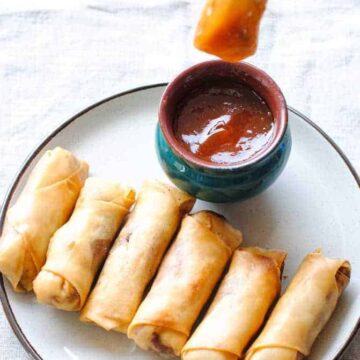 Vegetable spring rolls with sweet and sour sauce