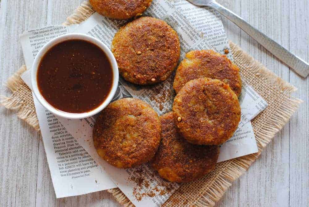 aloo tikki with tamarind chutney on newspaper