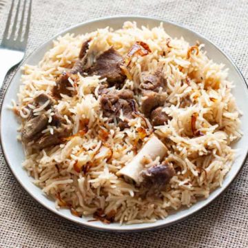 yakhni pulao in a plate