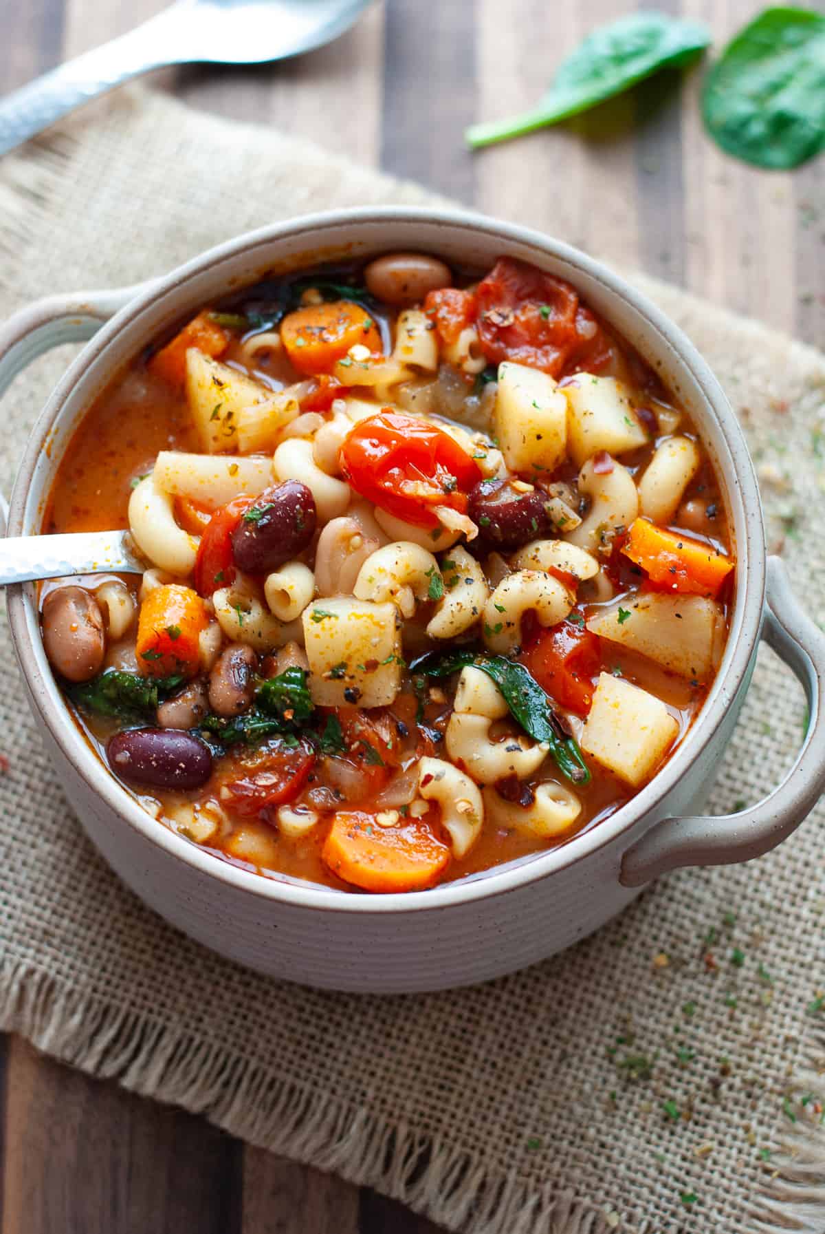 minestrone soup in bowl