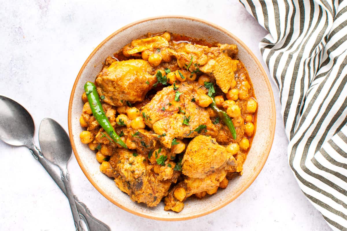 Chicken with chickpeas in a bowl.